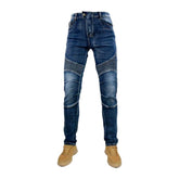 Hombres delgados montando jeans